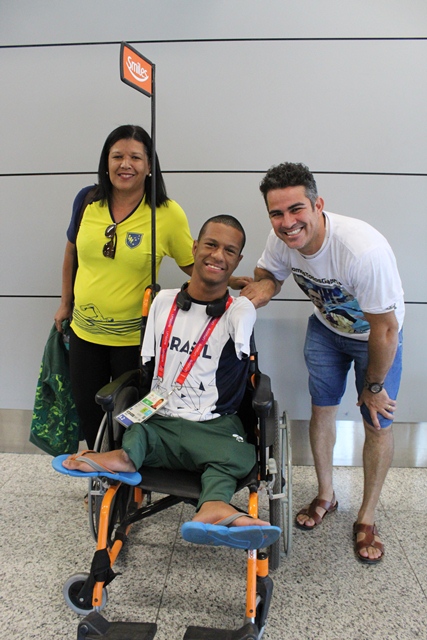 Gabriel, a mae e o professor - Foto: Geanine Nogueira